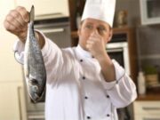 Metoda prin care scapi de mirosul de pește din casă în timp ce-l prepari