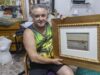 Rescrie titlul în română, stil jurnalistic SEO, maximum 70 caractere. Returnează doar titlul: Un bărbat a luat „de la gunoi” un tablou doar pentru că i-a plăcut rama aurie. Acasă i-a descoperit valoarea și povestea ciudată